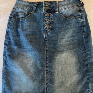 Denim !it skirt.